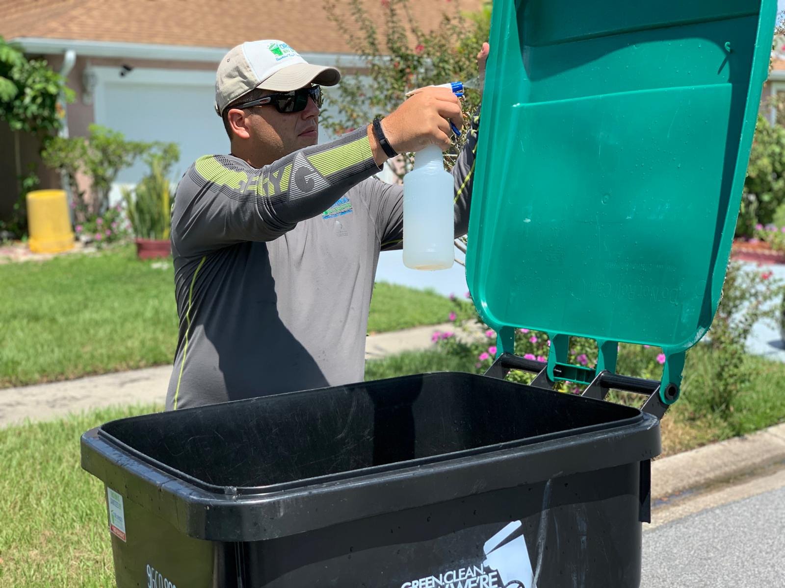 Residential Trash Can Cleaning / Limpieza de Botes Residenciales